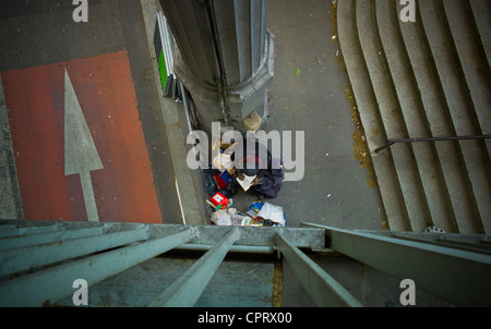 Le lecteur du pont de Bir Hakeim, Ce sans-abri je surnommé le lecteur, s'enracine dans les années de la Seine. Il passe le Bonjour Banque D'Images