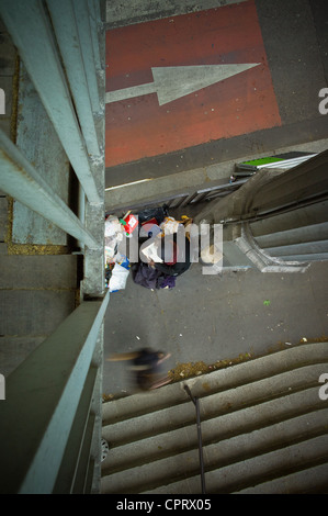 Le lecteur du pont de Bir Hakeim, Ce sans-abri je surnommé le lecteur, s'enracine dans les années de la Seine. Il passe le Bonjour Banque D'Images