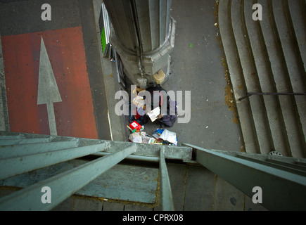 Le lecteur du pont de Bir Hakeim, Ce sans-abri je surnommé le lecteur, s'enracine dans les années de la Seine. Il passe le Bonjour Banque D'Images