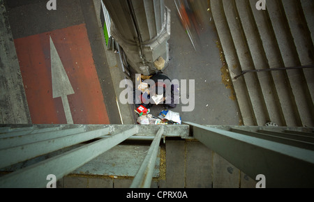 Le lecteur du pont de Bir Hakeim, Ce sans-abri je surnommé le lecteur, s'enracine dans les années de la Seine. Il passe le Bonjour Banque D'Images