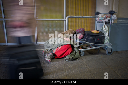 L'enfer en France . Les sans-abri des monuments, un sans-abri Alcoolique La Gare d'Austerlitz Banque D'Images