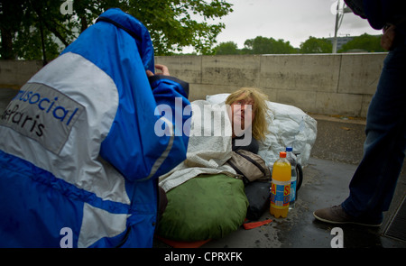 Un après-midi de la journée Maraude sociale avec les premiers secours, l'aide de l'extrêmement précaire avec les intervenants le Samusocial. Jour de la rai Banque D'Images