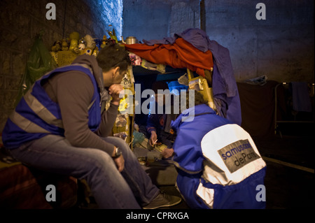 Un après-midi de la journée Maraude sociale avec les premiers secours, l'aide de l'extrêmement précaire avec les intervenants le Samusocial. Emilie et Banque D'Images