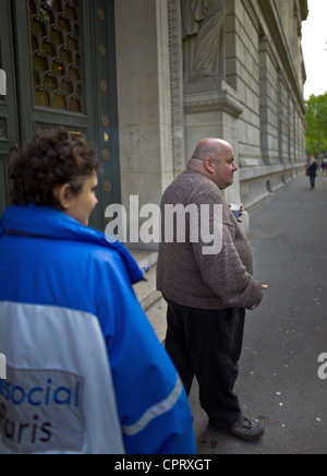 Un après-midi de la journée Maraude sociale avec les premiers secours, l'aide de l'extrêmement précaire avec les intervenants le Samusocial, Emilie et Banque D'Images