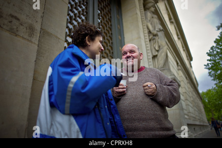 Un après-midi de la journée Maraude sociale avec les premiers secours, l'aide de l'extrêmement précaire avec les intervenants le Samusocial. Emilie t0 Banque D'Images