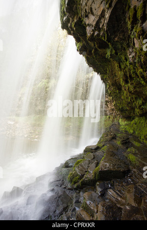 La voie humide derrière Sgwd Yr Eira Cascade Parc national de Brecon Beacons au Pays de Galles Banque D'Images