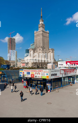 Les gens de quitter la station de métro Centrum à Varsovie, Pologne Banque D'Images