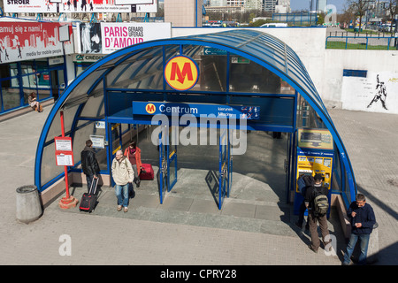 Les gens de quitter la station de métro Centrum à Varsovie, Pologne Banque D'Images