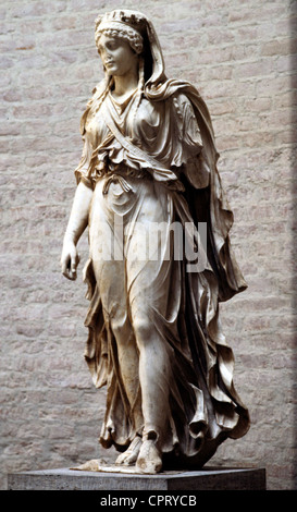 Artemis (latin: Diana), déesse grecque / romaine de la chasse, statue de la AD du 1° siècle, Glyptothek, Munich, pleine longueur, Banque D'Images