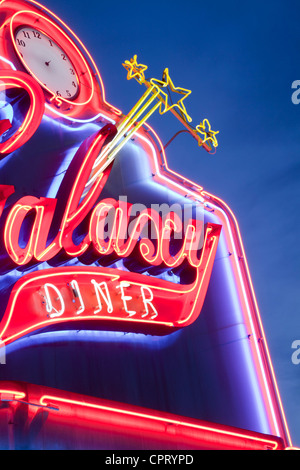 Close-up de l'enseigne au néon pour célèbre galaxie Diner sur la vieille Route 66, Flagstaff, Arizona. Banque D'Images