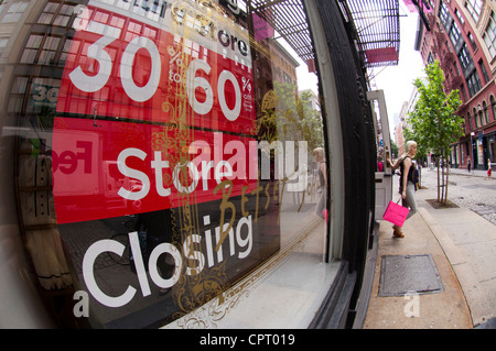 Une fermeture du magasin de vente à la Betsy Johnson store sur Wooster Street dans le quartier de Soho à New York Banque D'Images