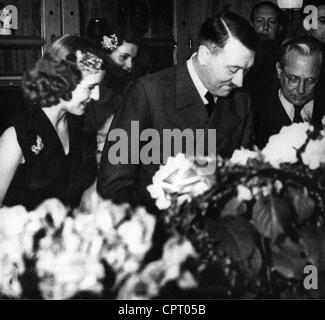 Hitler, Adolf, 20.4.1889 - 30.4.1945, politicien allemand (NSDAP), intimité, fête à son 54ème anniversaire, à gauche: EVA Braun, à droite: Heinrich Hoffmann, Berghof, Obersalzberg, 20.4.1943,