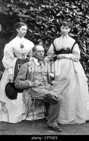 CHARLES DICKENS (1812-1870) écrivain anglais avec filles Marie à gauche et Katie à Gads Hill Place en 1865 Banque D'Images