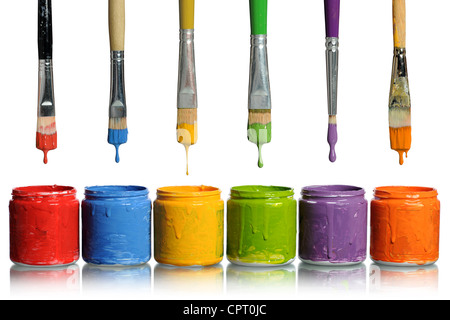 Des gouttes de peinture pinceaux de différentes couleurs dans des conteneurs Banque D'Images