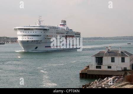 Navire de Brittany Ferries Portsmouth Harbour au départ Pont Aven le sud de l'Angleterre, Royaume-Uni Banque D'Images