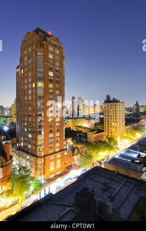 Des toits de bâtiments résidentiels à l'Upper West Side de Manhattan de nuit Banque D'Images