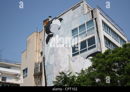 L'art du graffiti d'une femme sur le côté d'un immeuble en Grèce. Banque D'Images