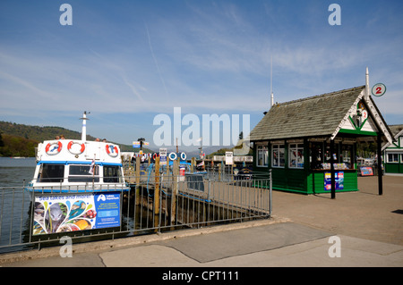 Ferry amarré sur le lac Windermere à côté de Ticket Hut à Bowness-on-Windermere en Cumbria, Angleterre. Banque D'Images