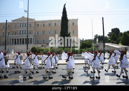 Greek National Guards parade devant le Parlement hellénique. Banque D'Images