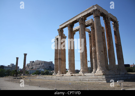 Le Temple de Zeus à Olympie Le Parthénon en arrière-plan. Banque D'Images