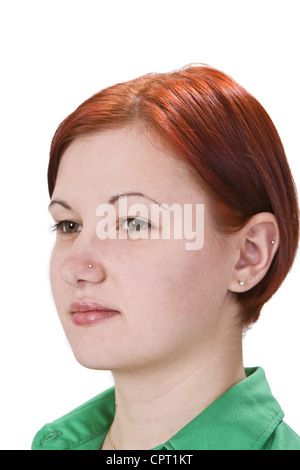 Portrait d'une jeune fille rousse avec nez et oreilles percées isolé sur un fond blanc. Banque D'Images