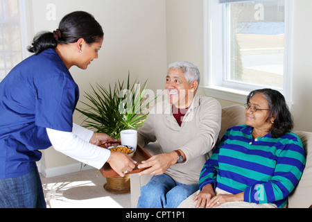 Accueil Soins de santé travailleur et un couple de personnes âgées Banque D'Images