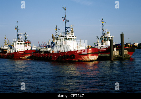 Remorqueurs amarrés à Neumühlen pier dans le port de Hambourg. Banque D'Images