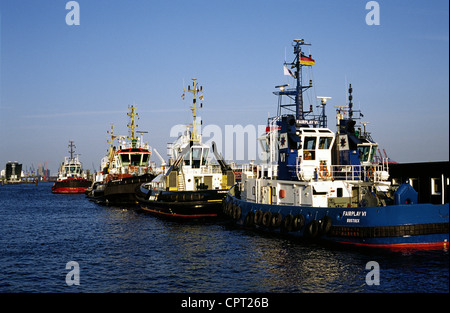 Remorqueurs amarrés à Neumühlen pier dans le port de Hambourg. Banque D'Images