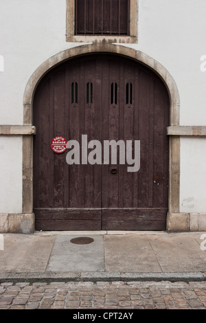 Portes anciennes s'est évanoui dans la ville française de Beaune, bourgogne, france. Banque D'Images