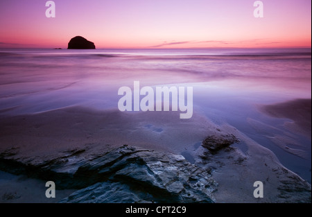 Coucher de soleil sur la plage de Trebarwith Strand à Cornwall, England, UK Banque D'Images