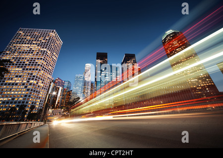 Los Angeles at night. Une longue exposition shot of blurred bus sur la rue de nuit. Banque D'Images