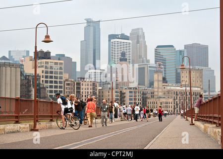 Les gens se sont réunis pour voir le pont effondré 35W Banque D'Images