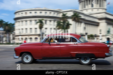 American fifties rouge voiture devant le Capitolio Nacional de Cuba La Havane Banque D'Images