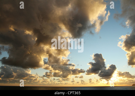 Beau coucher de soleil avec des nuages ciel Banque D'Images