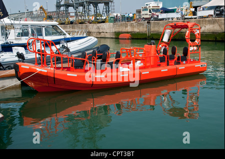 Couleurs vives un petit bateau gonflable rigide à quai à Southampton Seawork 2012 Banque D'Images