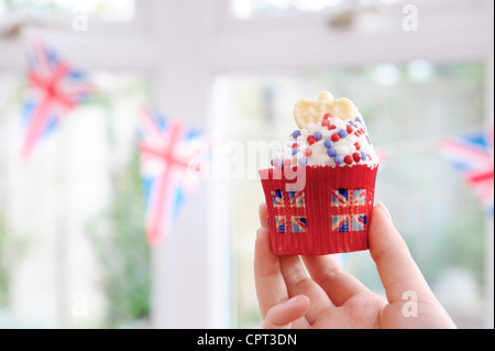 Préparation de gâteau final avant le week-end du jubilé de diamant de Queens street party Tempsford Angleterre Banque D'Images