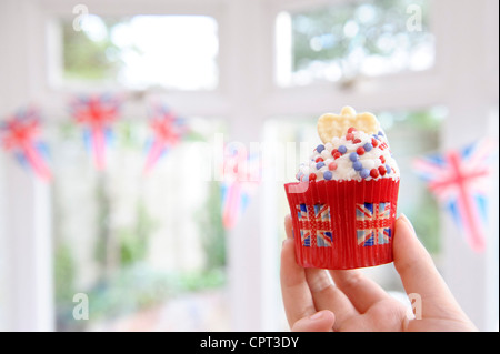 Préparation de gâteau final avant le week-end du jubilé de diamant de Queens street party Tempsford Angleterre Banque D'Images