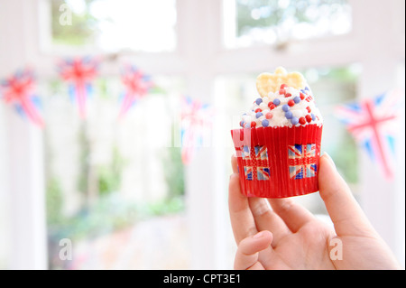 Préparation de gâteau final avant le week-end du jubilé de diamant de Queens street party Tempsford Angleterre Banque D'Images