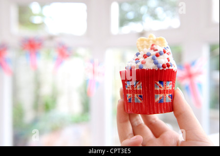 Préparation de gâteau final avant le week-end du jubilé de diamant de Queens street party Tempsford Angleterre Banque D'Images