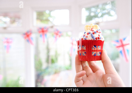 Préparation de gâteau final avant le week-end du jubilé de diamant de Queens street party Tempsford Angleterre Banque D'Images