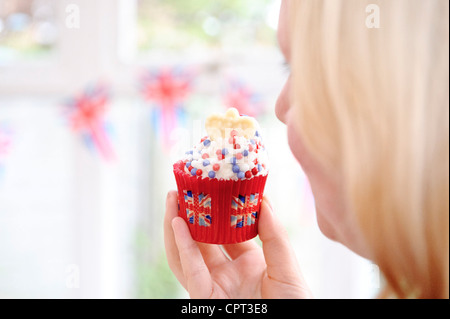 Préparation de gâteau final avant le week-end du jubilé de diamant de Queens street party Tempsford Angleterre Banque D'Images