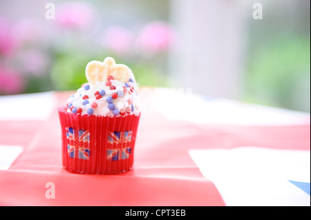 Préparation de gâteau final avant le week-end du jubilé de diamant de Queens street party Tempsford Angleterre Banque D'Images