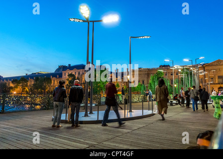 Paris, France, exposition publique de lampes de rue LED éclairage écologique faible consommation d'énergie, lampes de rue, Design by Jean Michel Wilmotte, for Designer's Days Show, Made by GHM and Eclatec Cosm, on Pont des Arts Pont de la Seine. lumière énergie durable, paysage urbain avec les gens qui marchent dans la rue Banque D'Images