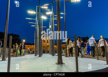 Paris, France, exposition publique de lampadaires LED à faible consommation d'énergie, lampes de rue, Design by Jean Michel Wilmotte, for Designer's Days Show, Made by GHM and Eclatec Cosl., sur le pont des Arts. Seine River Bridge. Nuit Banque D'Images