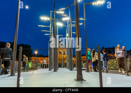 Paris, France, exposition publique de lampes de rue LED éclairage faible consommation d'énergie, lampes de rue, Design by Jean Michel Wilmotte, for Designer's Days Show, Made by GHM and Eclatec Cosm, on Pont des Arts Pont de la Seine. lumière énergie durable, paysage urbain avec les gens qui marchent dans la rue Banque D'Images