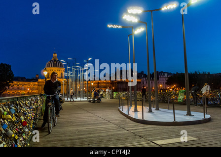 Paris romantique, France, exposition publique de lampes LED de rue éclairage écologique faible consommation d'énergie, lampes de rue, Design par Jean Michel Wilmotte, pour le Designer's Days Show, réalisé par GHM et Eclatec Cosl., sur Pont des Arts. Seine. Lumière énergie durable Banque D'Images