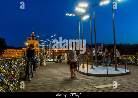 Paris, France, exposition publique de lampes de rue LED Eclairage écologique faible consommation d'énergie, lampes de rue, Design by Jean Michel Wilmotte, for Designer's Days Show, Made by GHM and Eclatec Cosl., sur le pont des Arts. Seine River Bridge. Nuit, les gens urbains publics Banque D'Images