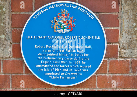 Blue plaque commémorant le Colonel Robert Duckenfield (1619-89). Sur l'hôtel de ville, rue King Dukinfield, Tameside, Manchester, UK Banque D'Images