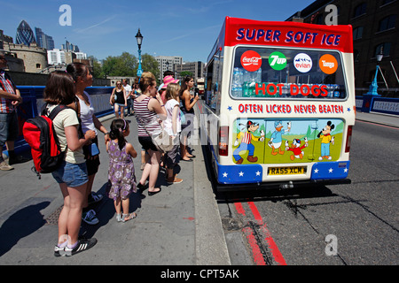 Vendre des glaces à une file d'attente de personnes à une glace Van, Londres, Angleterre Banque D'Images