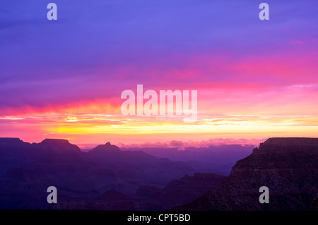 Le Grand Canyon est de 277 miles (446 km) de long, jusqu'à 18 miles (29 km) de large et atteint une profondeur de plus de 1,5 km (6 000 pieds / Banque D'Images